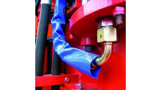Die Abschirmung der unmittelbaren Umgebung hydraulischer Leitungen vor Flüssigkeitsausbrüchen mit Schutzschläuchen ist dringend notwendig. Bild: Hans-Flex (Archiv: Vogel Business Media)