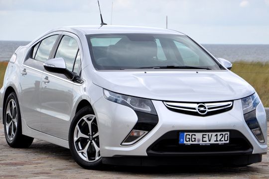 Der Ampera ist das erste elektrisch angetriebene Fahrzeug auf dem Markt, das alltagstauglich und erstwagengeeignet ist. (Rehberg)