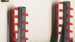 Bürsteneinsätze ermöglichen eine oberflächenschonende Fixierung empfindlicher Teile bei Transport und Lagerung. Dafür ist die punktuelle Berührung der Faserenden verantwortlich.  Bild: Mink Bürsten (Archiv: Vogel Business Media)