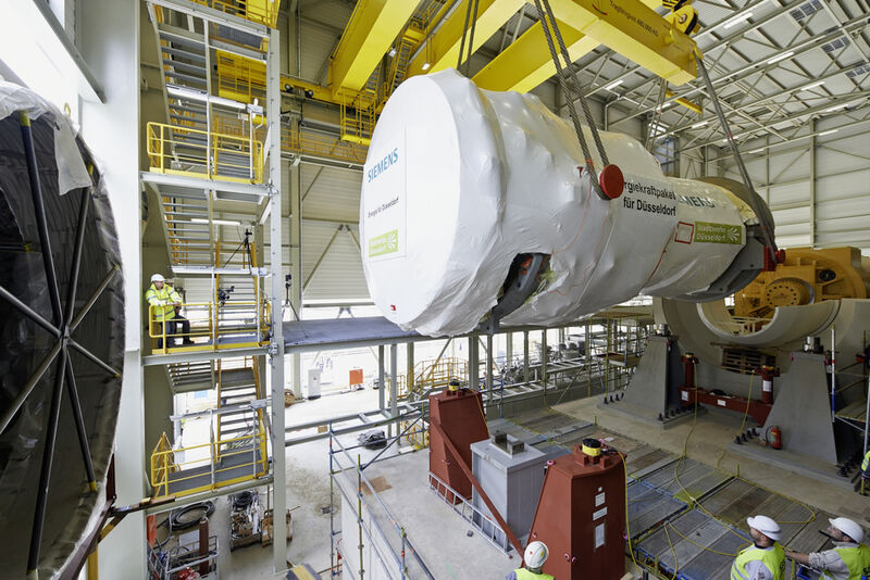 Ankunft an ihrem endgültigen Standort: Die Gasturbine wird im Düsseldorfer Kraftwerk Lausward eingehängt. (Siemens)