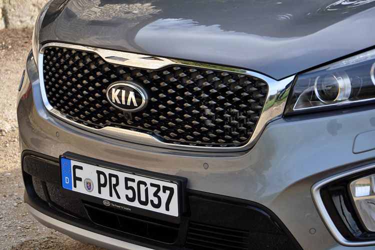 Der massive Kühlergrill trägt maßgeblich zum kräftig-dynamischen Äußeren des Sorento bei. (Foto: Wehner)