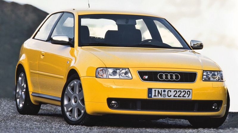 Insgesamt wurden vom Audi A3 8L ca. 913.000 Stück abgesetzt; inklusive des S3 genannten Sportmodells. Dessen erste Generation wurde im Frühjahr 1999 eingeführt. Sie leistete durch einen Reihenvierzylinder mit 1,8 Liter Hubraum, Turbolader und Fünfventil-Technik zunächst 154 kW (209 PS). Kurz nach dem Facelift im Sommer 200 stieg die Leistung auf 165 kW (225 PS). Das nur mit einem 6-Gang-Handschaltgetriebe, dem Allradantrieb Quattro und als Dreitürer erhältliche Fahrzeug verfügte gegenüber dem normalen A3 über eine erweiterte Grund- als auch Exklusivausstattung. (Bild: Audi AG)