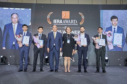 Die Finalisten des IERA Awards 2025 (v. l. n. r.): Wanqiu Zhao, Youibot Robotics; Jake Kee, Fourier Rehab; Takayuki Ito, IFR President; Susanne Bieller, IFR General Secretary; Ryan Gariepy, Rockwell Automation; Ibai Inziarte-Hidalgo, Aldakin.(Bild:  KAR)