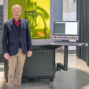 KLM-Gründer Ekkehard Alschweig erläutert wichtige Details zur KLM-E1: «Wir nutzen die Grundkonstruktion samt Achsen und Antrieben der etablierten Fräsmaschine Kern-Evo, verwenden eine fs-Laserquelle, eine spiegelbasierte Laserstrahlführung von Lightmotif und haben eine Software entwickelt, mit der die Bedienung extrem einfach ist.»(Bild:  KLM Microlaser)