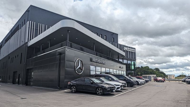 Der Neubau von Auto Grill in Ebersberg bei München ist mehr als ein klassisches Autohaus.(Bild:  Simon – VCG)