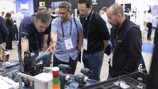 Auf der Regionalmesse Schraubtec in Barcelona stand der fachliche Austausch zwischen Besucher und Aussteller im Vordergrund. (Bild: Xavier Vila)