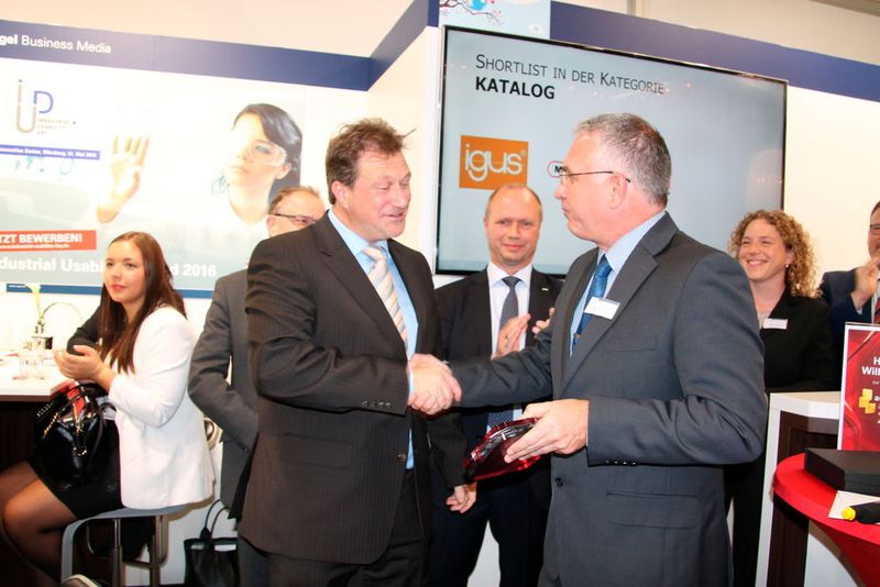 v.r. Bernd Weinig, Publisher der Medienmarken elektrotechnik und konstruktionspraxis, überreichte den automation app award 2015 in der Kategorie Engineering an Armin Waidele von Rösberg für die LiveDok.mobile App.  (elektrotechnik)