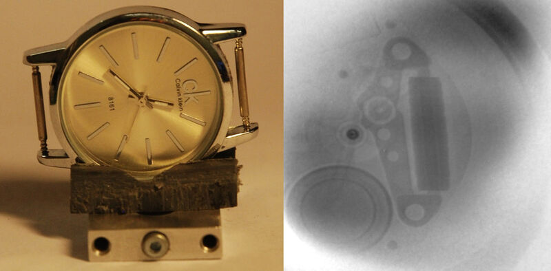 Die Armbanduhr (links) wurde mit Protonen durchleuchtet. Das erzeugte Bild (rechts) zeigt deutlich den Aufbau der Uhr mit der Batterie und dem Quarz-Kristall. Auch die Zeiger sind erkennbar. (Bild: PRIOR, GSI)