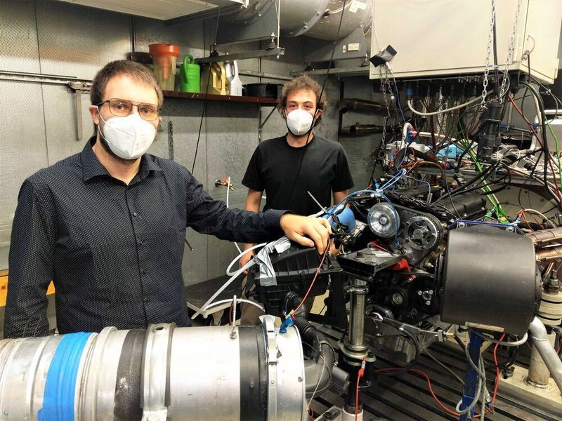 Die wissenschaftlichen Mitarbeiter Konstantin Huber (links) und Felix Gackstatter, am hochinstrumentierten Motorprüfstand bei Spiess Motorenbau. Bei den Tests mit der neuen Wärmefluss-Messmethode stellte sich heraus, dass Ergebnisse damit mindestens zehnmal, wenn nicht gar hundertmal, schneller vorliegen. (Hochschule Landshut)