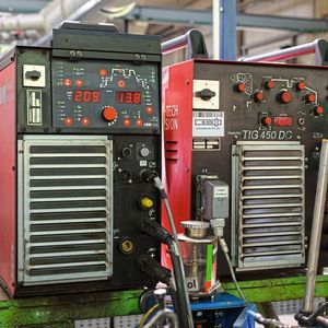 ...  im Einsatz: 300 Schweißgeräte der EWM AG.