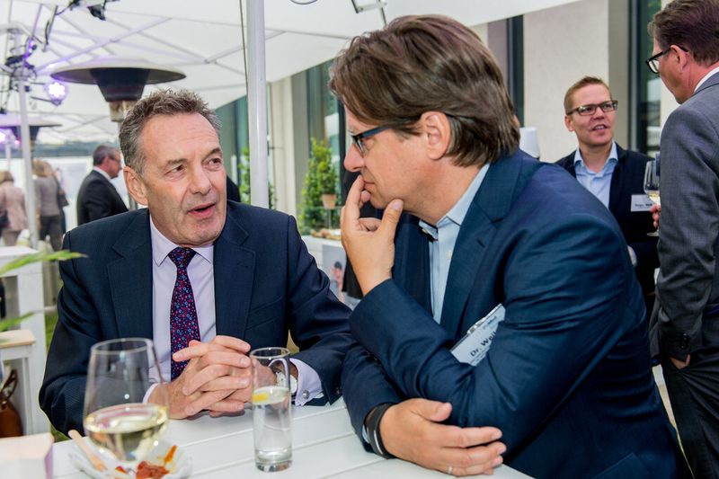 Verbandsvertreter unter sich: Gastgeber Joachim M. Schmitt (li.), Geschäftsführer und Mitglied des BVMed-Vorstands, im Gespräch mit Tobias Weiler, Geschäftsführer im Industrieverband Spectaris. (Bild: BVMed)