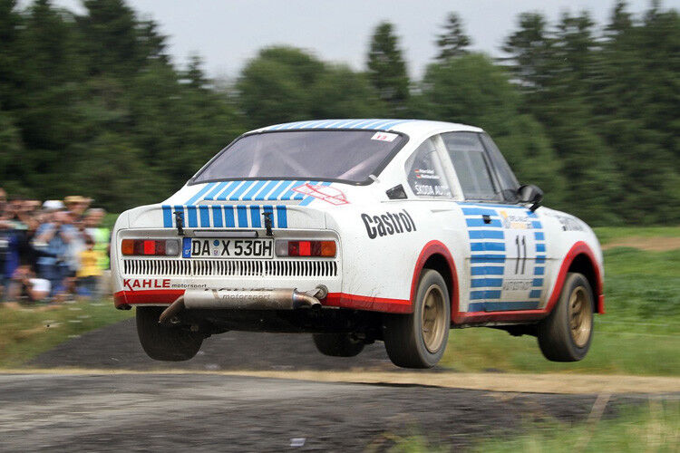 Im Rennsport wurde Skoda früh aktiv, etwa mit dem 130 RS von 1977. Im Bild steuert der siebenfache Deutschen Rallye-Meister Matthias Kahle den Oldtimer beim Eifel-Rallye-Festival 2014 über die Piste. (Skoda)