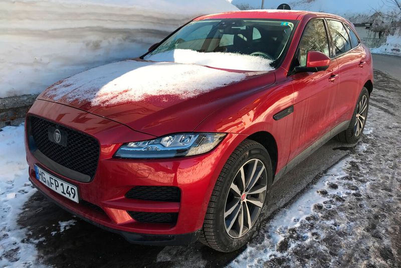 … neben einer Schneewand geparkt, um die Skier beim … (Bild: Michel/»kfz-betrieb«)