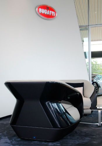 Lounge-Ecke: Zwei Sessel und ein kleiner Tisch sind Bestandteil des neuen Showrooms.  (Foto: Baeuchle)