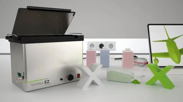 Xioneer stellte seine neue Färbestation Vortex EZ vor. Sie ist für Teile, die mittels für SLS, SLA, FDM, MJF und SAF gefertigt wurden, geeignet. (Bild: Xioneer)