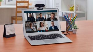 Videokonferenzen leben von den Bildern. Mit der PW310P bietet AVerMedia eine Einsteiger-Webcam. (DCphoto studio)