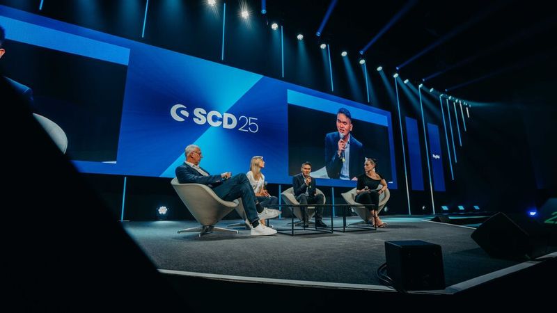 Dort stand auch ein B2B-Panel im Fokus: (v. l.) Ludger Müller (Strack Norma), Laurien Jakobi (Agiqon), Mark Casidsi und Terezia Batovska (Shopware) (Bild: Shopware)