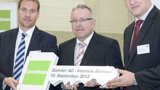 Daimler erhält den symbolischen Schlüssel von Goodman: Markus Meyer-Thies (Goodman), Ingolf Gluthe (Daimler AG) und Christof Prange (Goodman) (v.l.). (Bild: Goodman)