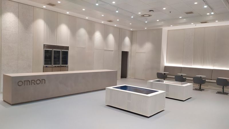In seinem neu gestalteten Automation Center Barcelona zeigt Omron Industrial Automation, wie die Fabrik der Zukunft aussehen wird. (Bild: Omron)