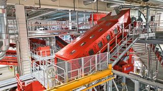 Rund 200.000 Tonnen Hausmüll pro Jahr werden in der Anlage verarbeitet. Die Klassierung mit vier Siebmaschinen bildet die Grundlage für die nachfolgende Sortierung. (Bild: Spaleck)