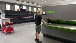 To improve quality, comply with strict standards, and reliably shorten throughput times, the production line has recently been expanded with the addition of a Peak Performer 60P.1600 part leveling machine from KOHLER Maschinenbau GmbH. (Image: ALCOLOR)