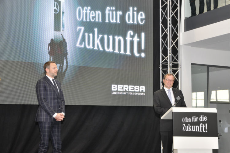 Beresa-Geschäftsführer Wilhelm Hötte kündigte an, zusammen mit Thomas Ulms (l.) die vor kurzem übernommene Mercedes-Benz-Niederlassung Ostwestfalen-Lippe auf Beresa-Kurs zu bringen. (Foto: Schwickal)