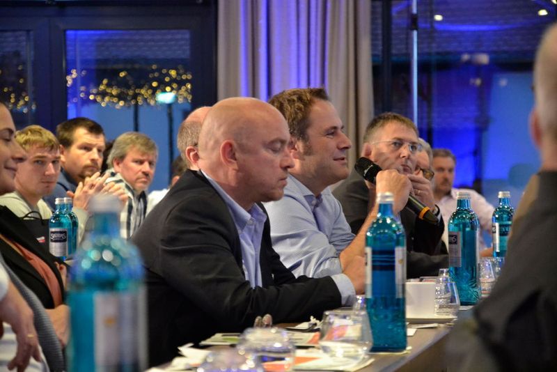 Im Anschluss an die Podiumsdiskussion konnten die Händler weitere Detailfragen stellen. (Mauritz)