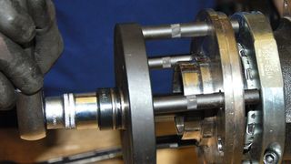 Mit dem richtigen Spezialwekzeug baut der Monteur das Kompaktlager schnell und sicher aus und beschädigt keine weiteren Bauteile der Radaufhängung. (Foto: Holz)