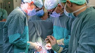 Kinderherz-OP: Der Einsatz von lebensrettenden Medizinprodukten wird durch die neue EU-Verordnung erschwert, so die Meinung des Nationalen Registers für angeborene Herzfehler e.V. (Wolfram Scheible / obs / Nat. Register für angeborene Herzfehler)