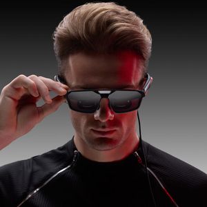 Eine elektrochrome Dimmfunktion sorgt dafür, dass die Gäser der Brille abgedunkelt werden, wenn der Träger auf den virtuellen Monitor blickt. Wendet er den Blick ab, werden sie transparent. Für die Funktion wird Head-Tracking eingesetzt. (Bild: Asus)