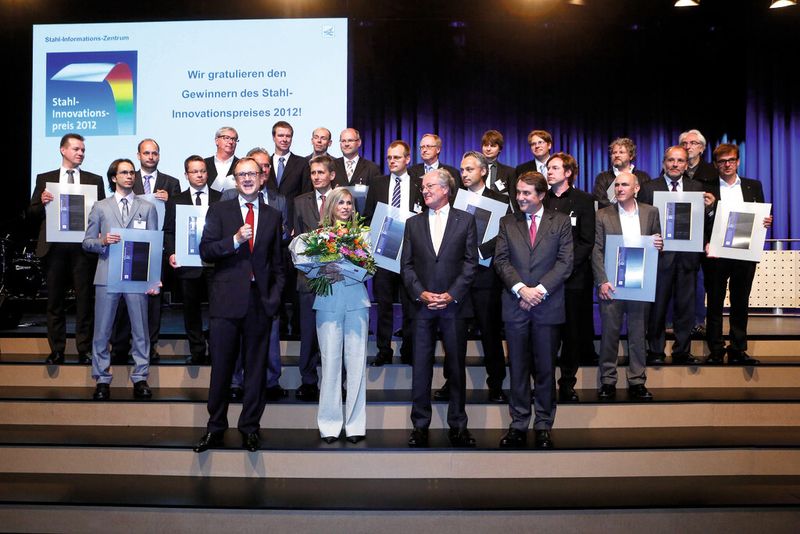 Die Gewinner des Stahl-Innovationspreises 2012 mit Hans Jürgen Kerkhoff, dem Präsidenten der Wirtschaftsvereinigung Stahl und Vorsitzenden des Stahlinstituts  VDEh, der Moderatorin Birgit Klaus, dem Schirmherrn des Wettbewerbs Prof. Dr.- Ing. Wolfgang Reitzle, und Dr. Jost A.  Massenberg, dem Vorsitzenden des Stahl-Informations-Zentrums (1. Reihe von links nach rechts). (Bild: Stahl-Innovations-Zentrum)