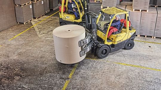 Die in der Coburger Kartonagenfabrik eingesetzten Stapler sind mit Logistikterminals des Typs L 123 von Noax ausgestattet.(Bild:  Noax)