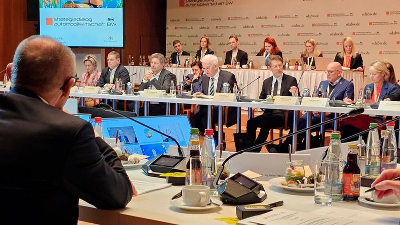 Michael Ziegler in der Runde mit Wirtschaftsministerin Nicole Hoffmeister-Kraut, E-mobil BW-Chef Franz Loogen, Bundesminister Robert Habeck, MP Winfried Kretschmann, Staatsminister Florian Stegmann und Verkehrsminister Winfried Hermann (v. l.)(Bild:  Kfz-Gewerbe Baden-Württemberg)