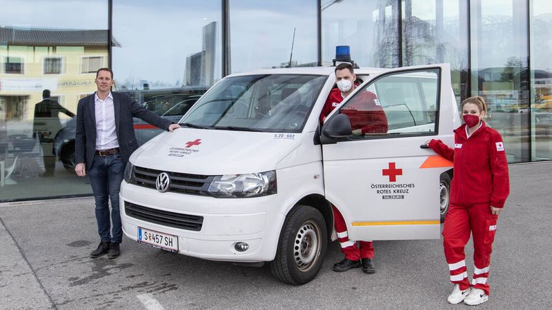 Manfred Lindner (li.) hat mit dem Roten Kreuz eine Covid-19-Teststrecke in seinem Autohaus erreichtet. (Bild: Auto Lindner)