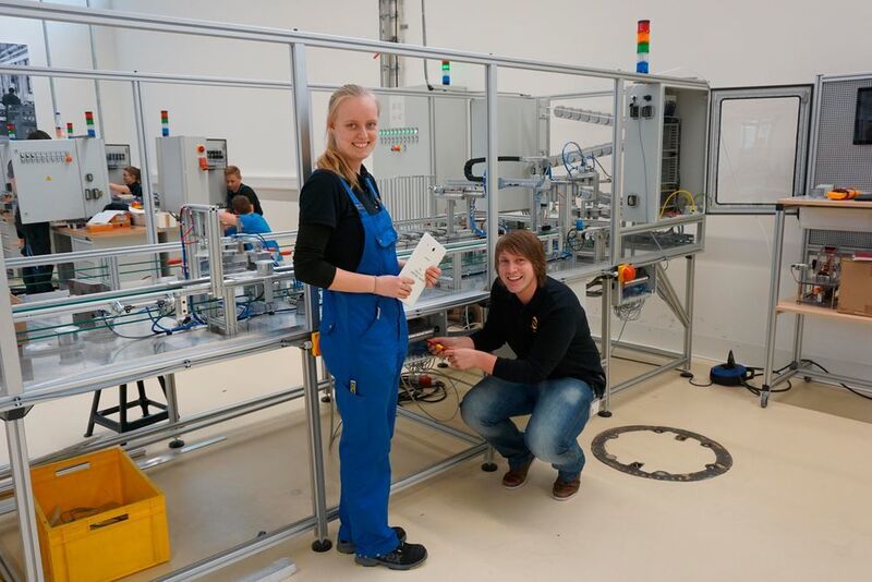 Adina Brandt und Pascal Haßebrock vor der Ausbildungseinheit Industrie 4.0 von Harting.    (Harting)