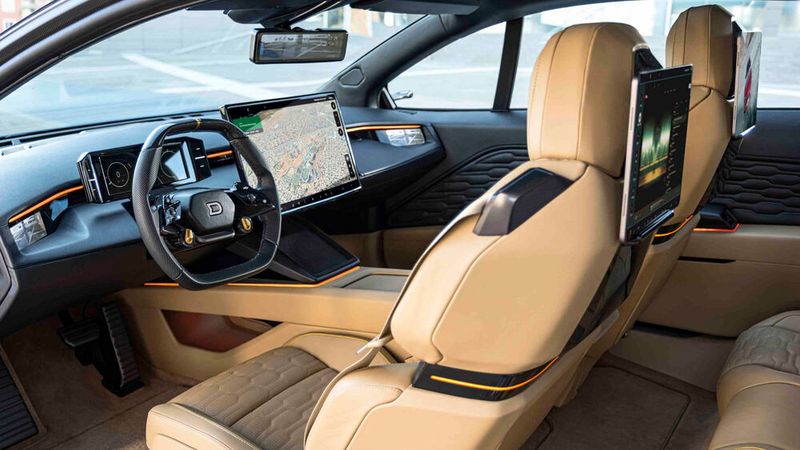 Große Displays, feines Leder: Der Innenraum ist modern und nobel eingerichtet. (Bild: Drako Motors)