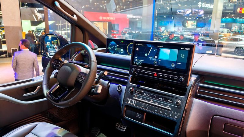 Den kantigen Innenraum dominiert eine großes Display vor dem Armaturenbrett. (Bild: Wehner - VCG)