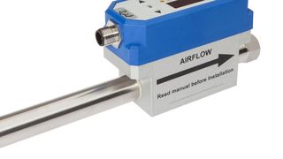 Mit den SL430020 stellt ipf electronic neue Strömungssensoren mit IO-Link vor. Über die IO-Link-Schnittstelle können die Lösungen direkt mit einer SPS kommunizieren und liefern darüber hinaus wertvolle Prozess-, Diagnose- und Gerätedaten.  (IPF Electronic)