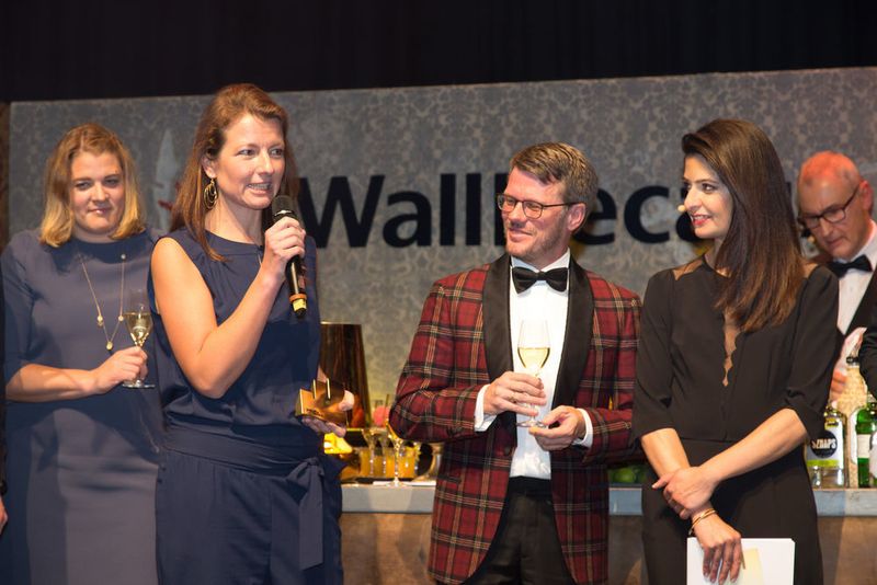 Die Gold Gewinner in der Kategorie „Evergreen“ mit dem Kunden EDEKA. Im Vordergrund: Stefanie Kuhnhen und Thomas Eickhoff (beide Grabarz&Partner) mit Moderatorin Linda Zervakis. (GWA / Hasan Baran Özkan)