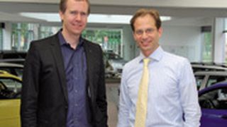 Florian Glinicke (re.) hat die Fäden des Onlinegeschäfts in der Hand. Mit Hilfe von Torben Ullmann (li.) von der Pixelconcept GmbH managt er die Homepages der Glinicke-Gruppe. (Archiv: Vogel Business Media)