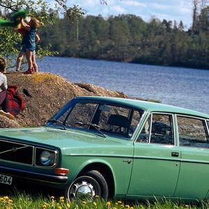 Interessant: Die kantige Form ist aerodynamisch günstiger als andere, dynamischer erscheinende Konkurrenzmodelle. Das bis auf den verlängerten Bug nahezu baugleiche Nachfolgemodell Volvo 240 hat beispielsweise einen besseren cw-Wert als der W 123 von Mercedes-Benz. Weitere Vorteile der Karosserieform sind sehr bequemer Ein- und Ausstieg, gute Platzverhältnisse, geringe Verschmutzung der Seitenfenster, geringe Windgeräusche und wenig Auftrieb bei hohen Geschwindigkeiten.(Bild:  Volvo)