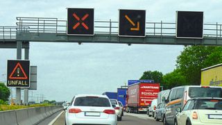 Gesperrt ist gesperrt: Das rote Kreuz gibt an, dass die Fahrbahn ab sofort gesperrt ist. Wer den Fahrstreifen trotzdem benutzt, riskiert mindestens ein Bußgeld. (Bild: AvD)