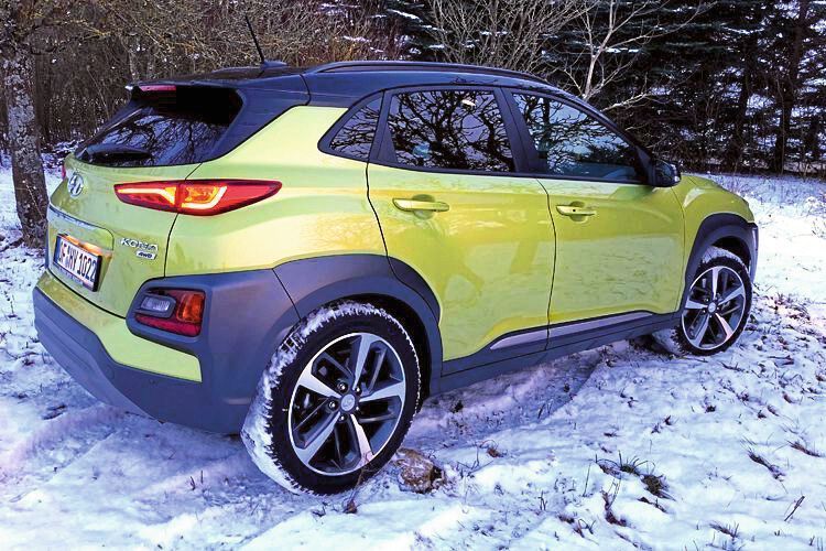 Daneben zeigen die Koreaner eine Hybrid-Version des Kona. (Jens Scheiner/»Automobil Industrie«)