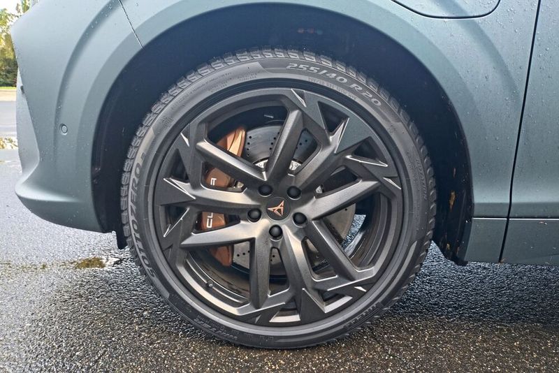 20-Zoll-Leichtmetallräder mit Sulfur-Akzenten. (Bild: Sven Prawitz/Vogel Communications Group)