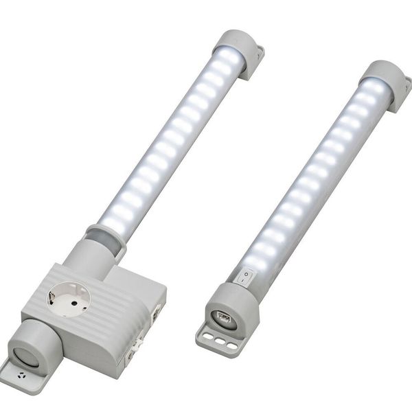 Die LED-Schaltschrankleuchte 121/122 (li.) bieten eine integrierte Steckdose. (Stego)