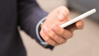 Termin- und Fahrzeuganfragen, Auftragserweiterungen in der Werkstatt oder Mitteilungen über abholbereite Autos – Messenger wie Whatsapp können die Kommunikation von Autohäusern mit Kunden auf verschiedenen Ebenen ergänzen. (lev dolgachov - Fotolia)