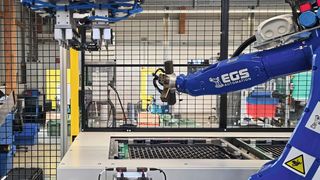 Teileübergabe vom Entnahmehandling zum Roboter auf der Übergabestation mit sicherer Überwachung. (Bild: EGS Automation)