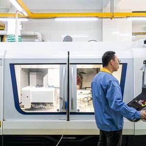 Herr Chen, ein erfahrener Bediener von Studer-Rundschleifmaschinen, ist seit 18 Jahren bei Evermore beschäftigt. (Bild: Fritz Studer AG)