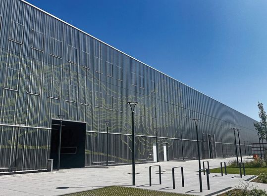 Für das neue Zentraldepot für die Museen und Archive der Stadt Regensburg und der Diözese Regensburg habe Schäfer Lochbleche die Nietpunktlochungen in den Fassadenlochblechen nach Vorgabe umgesetzt. (Bild:  Schäfer)