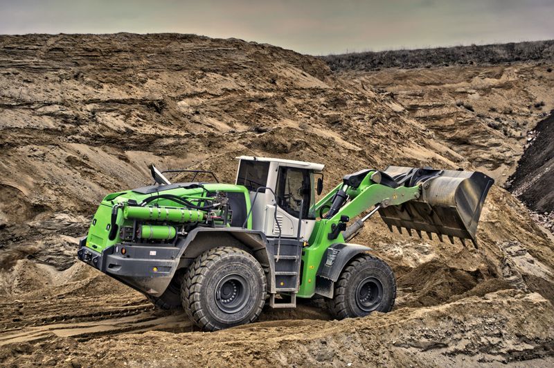 Aus der Vielzahl der mobilen Arbeitsmaschinen wurden im Rahmen des Vorhabens einige exemplarisch herausgegriffen. Die erarbeiteten Methoden und Technologien lassen sich prinzipiell auf andere Maschinen übertragen. (Bild: IFD, TU Dresden)